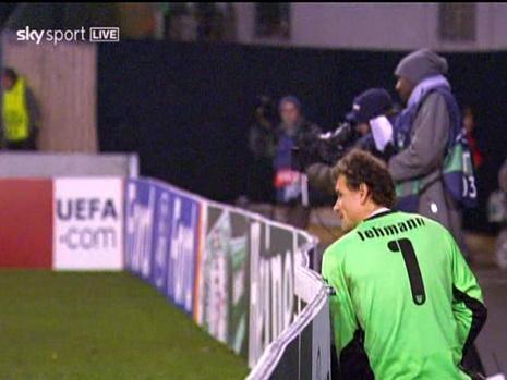 同样是比赛中途内急,这些球员可比拉莫斯豪放多了