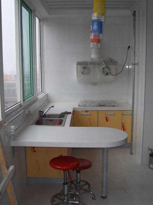 老妈坚持把阳台改厨房，一到做饭楼上邻居就大喊：衣服全是油烟！