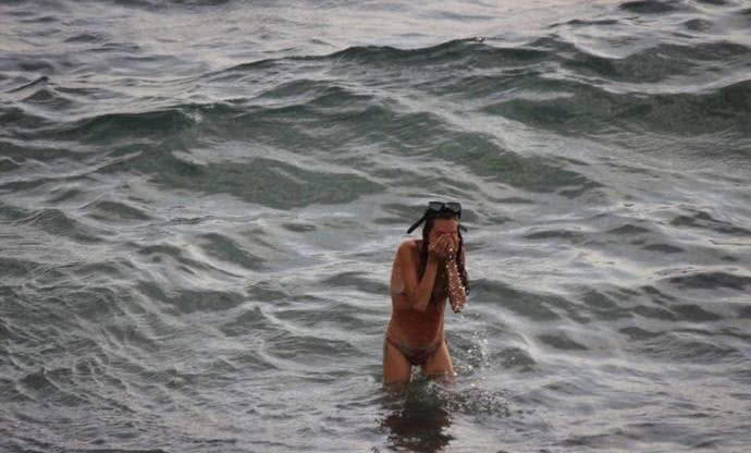 孕妇在海中发现肚子突然憋了，低头一看孩子已出生，网友都看呆了