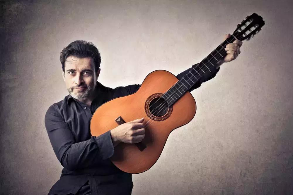 吉他是“低级入门乐器”？你真的低估它了！