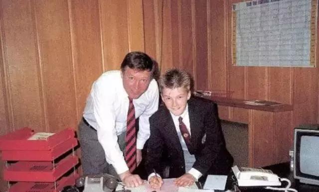 站着的霍金的照片,希拉里和霍金