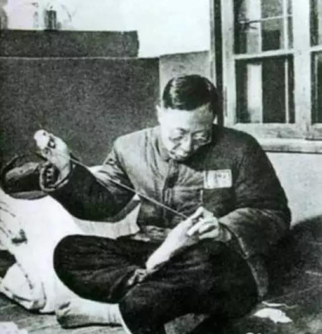 站着的霍金的照片,希拉里和霍金