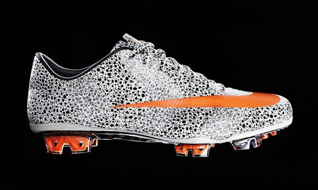 c罗足球鞋耐克无鞋带,c罗出道第一球