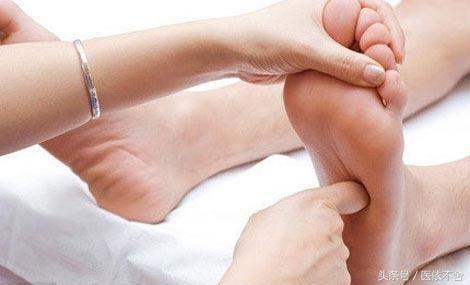 足部是人类的第二心脏，按摩这些反射区可治疗腰背痛