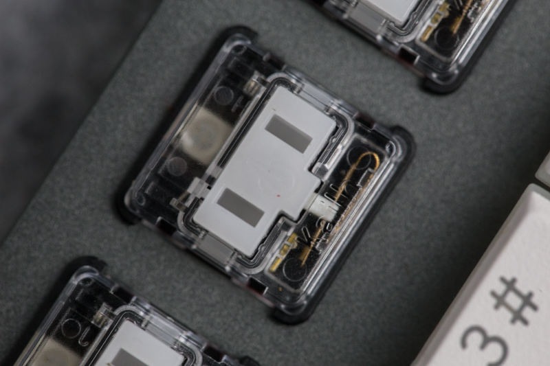 突破机械硬盘的厚度界限，做史上最薄机械键盘，而且它还有光！