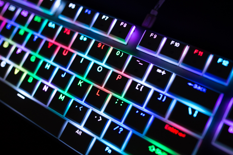 突破机械硬盘的厚度界限，做史上最薄机械键盘，而且它还有光！