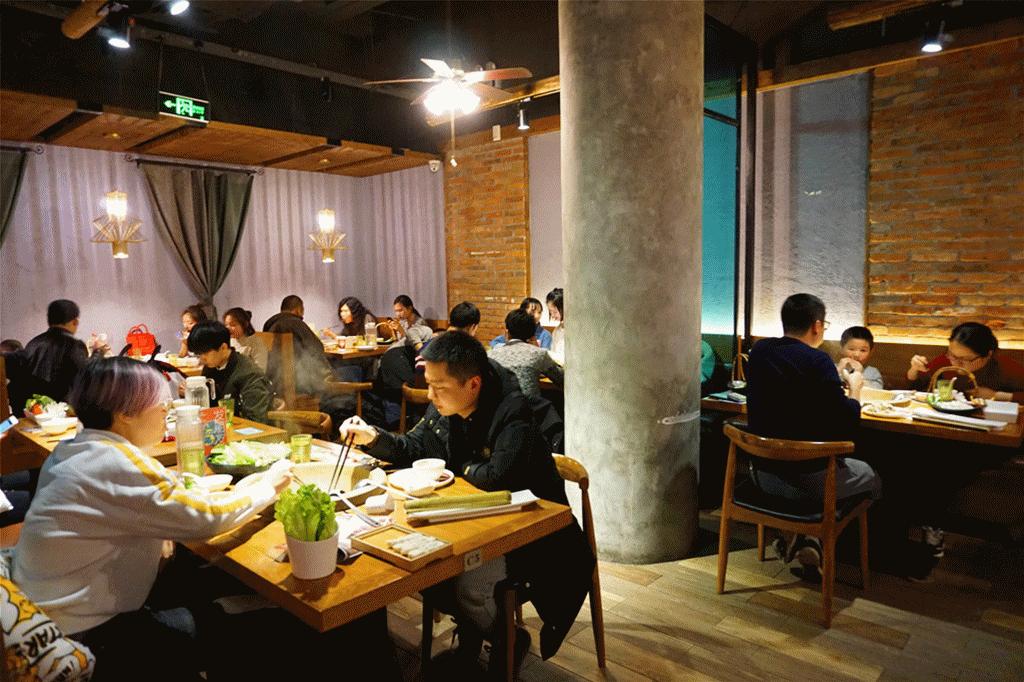 草帽盖出鲜滋味，春季吃鱼最当时——云中歌蒸汽石锅鱼吃起来！