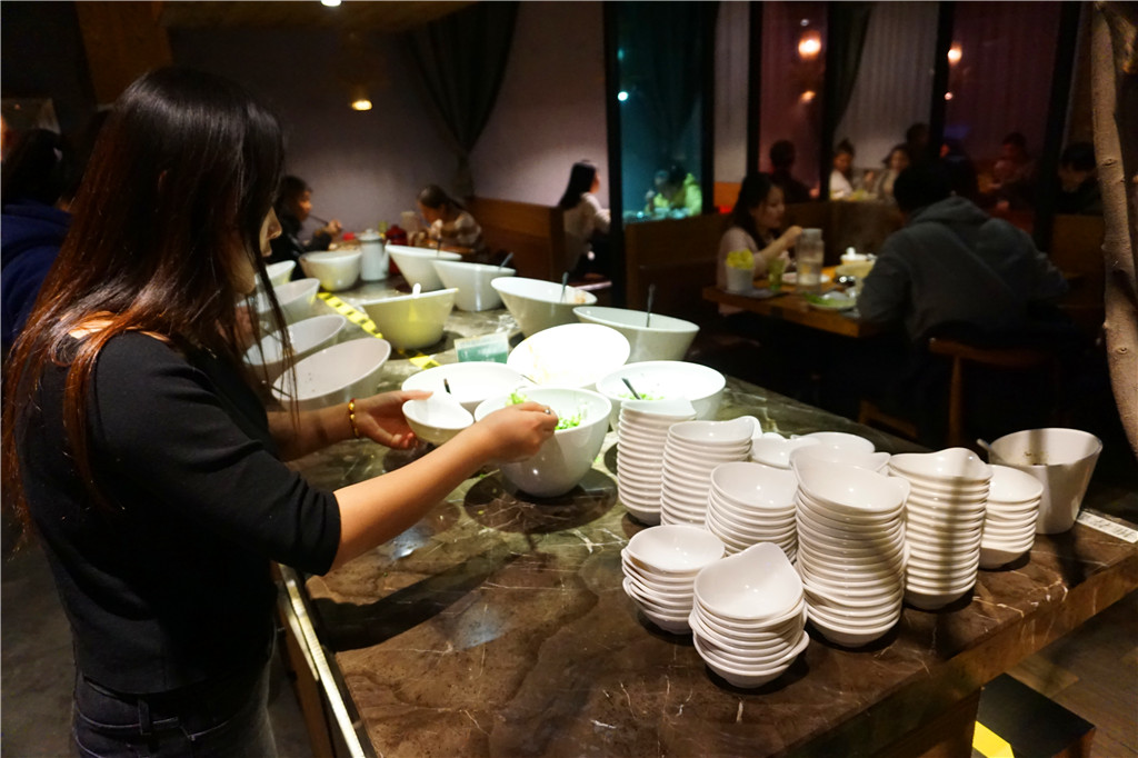 草帽盖出鲜滋味，春季吃鱼最当时——云中歌蒸汽石锅鱼吃起来！