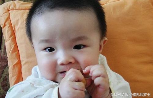 宝宝爱放臭屁是怎么回事,十个月宝宝放臭屁怎么回事