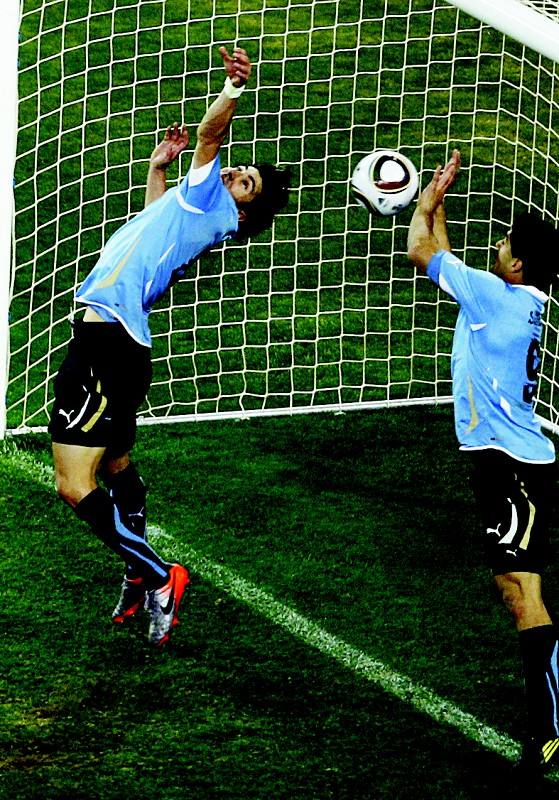 国足值得学习，苏亚雷斯门前手球救险。为国家荣誉不顾一切