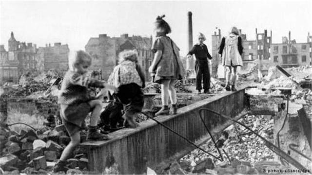 二战后的德国崩溃到什么程度？只需要2根香烟，就能换1个女人！