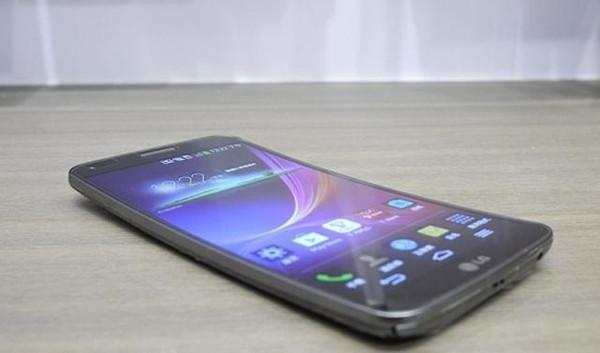 魅蓝S6变弯还可正常使用！网友热泪盈眶：难受！