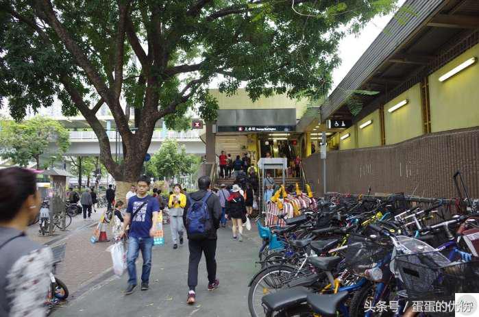 他们早出晚归来往于深圳香港,少则月入万元,多则年入百万