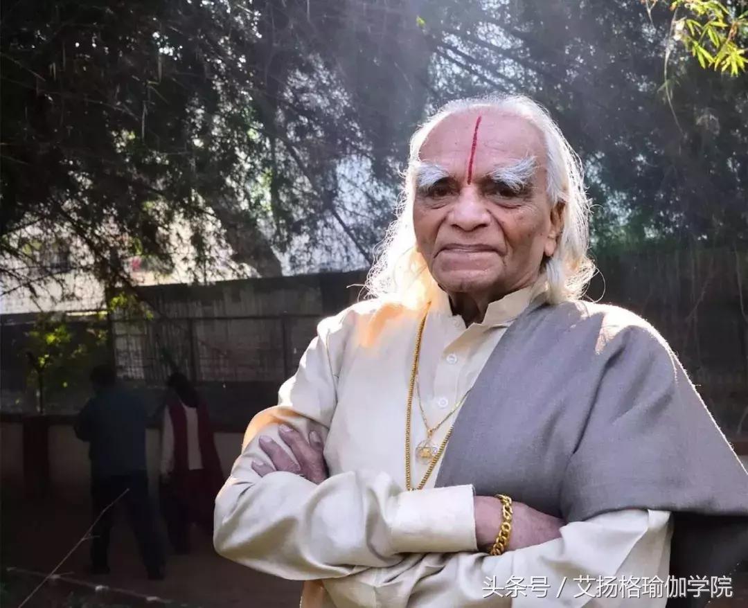 Guruji为什么要在额头画一道红印？