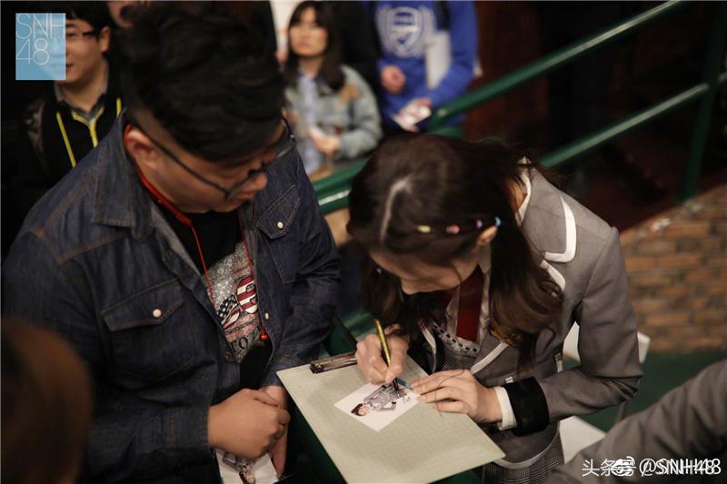 李宇琪谢妮陈琳刘佩鑫携队友现身SNH48TEAMFT出道纪念握手会