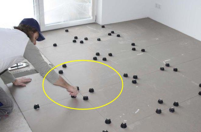 德国瓦工都这样铺地砖，几十年不出问题，我国师傅要学的还很多！