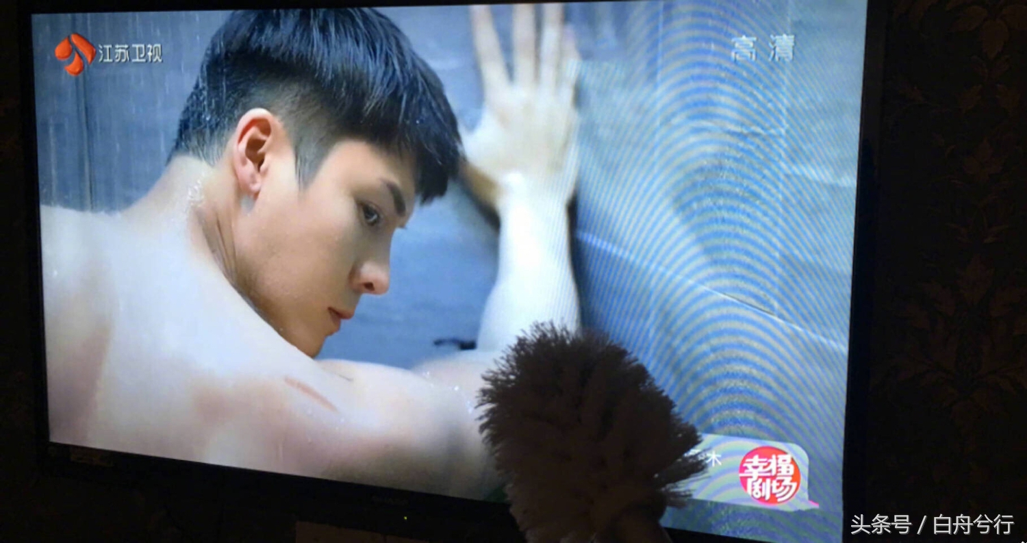 陈伟霆的女皇搓澡忙 陈怼怼大喝：秃噜皮啦 有意思吗？