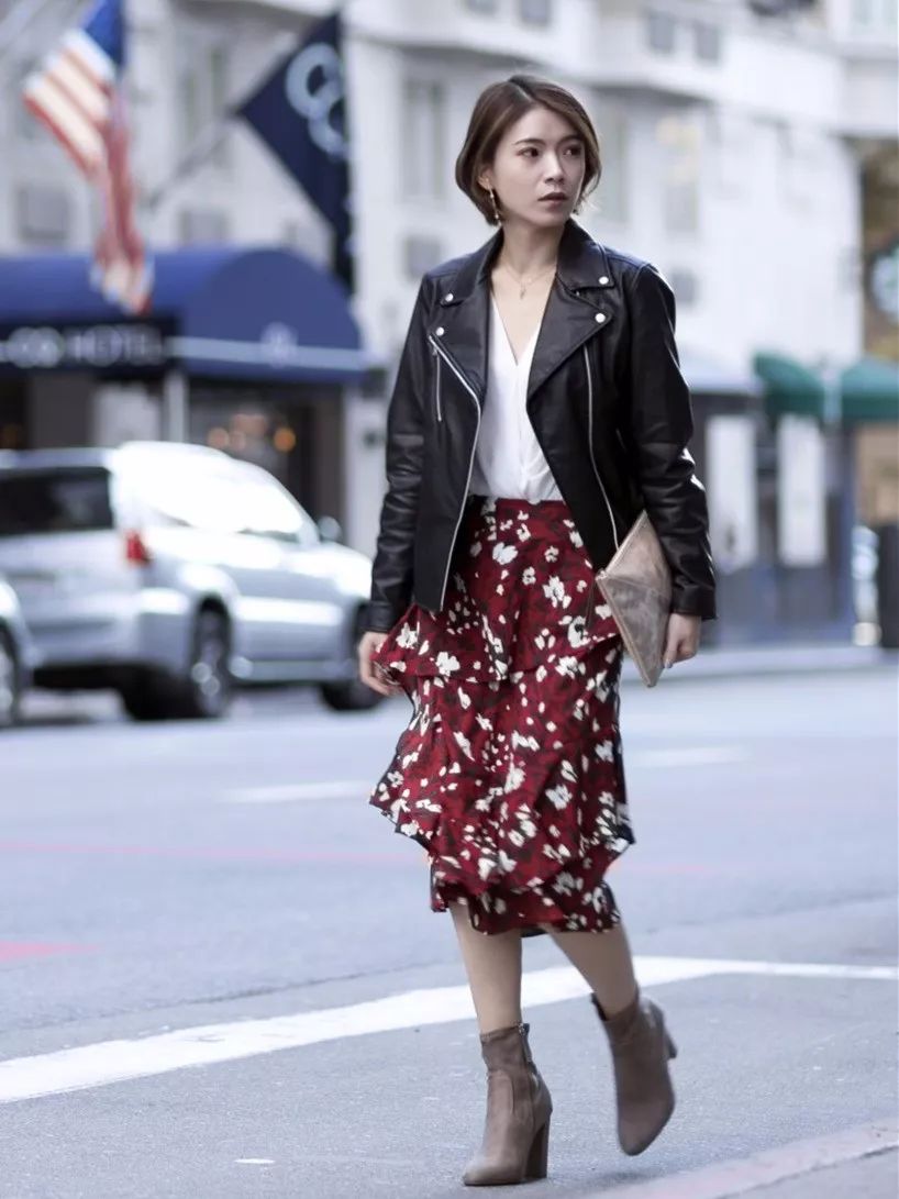 深色碎花裙拍照,碎花裙的拍照姿势在家