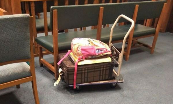 中国女孩在异国排队等判刑网民:不同情