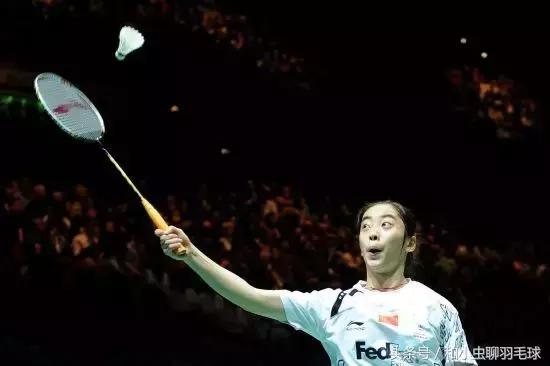 高远球到底需不需要顶肘,高远球一定蹬转发力吗