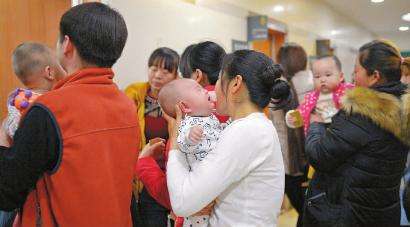 宝宝手起脓泡是怎么回事,婴儿手肿起好多小泡