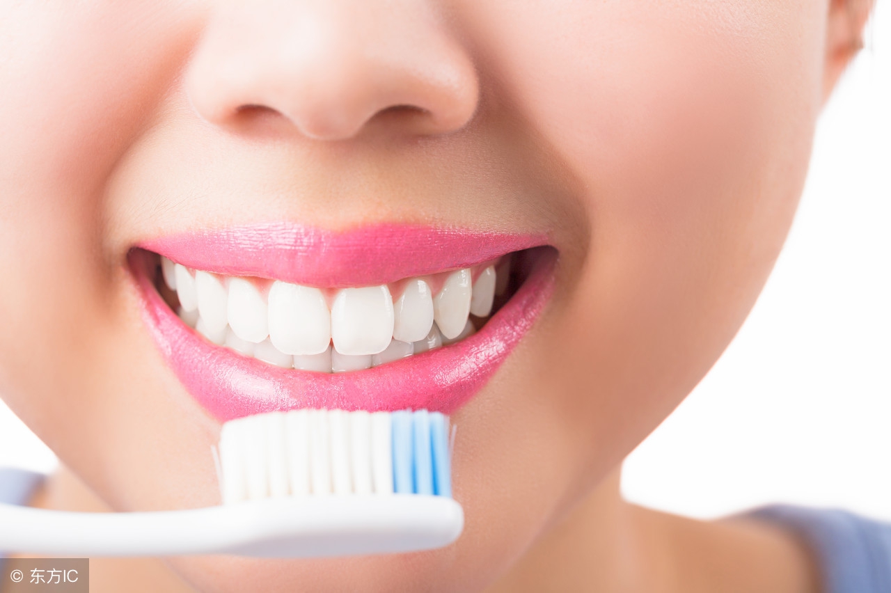 起床后牙齿有黑色污垢,早晨起床牙齿上有褐色分泌物