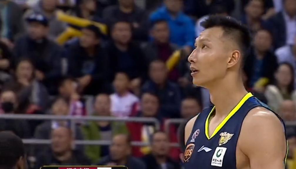 解说员：这个根本就没有任何动作，是什么依据判定推人犯规呢？