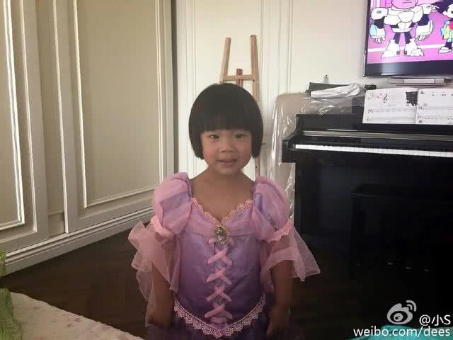 看小S如何花式坑女儿?轮番上演*袜丝**套头,心疼老三经常被套路