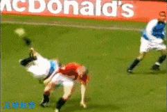 立刻滚出球场!这种人不配踢足球!足球场不是你出气的地方