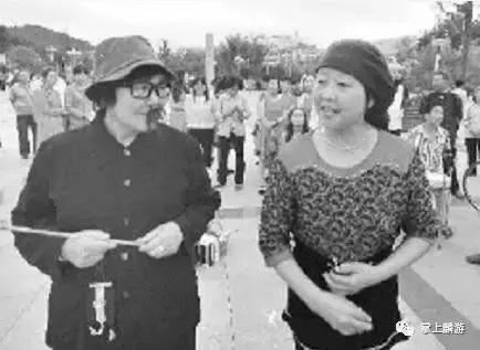 陕西麟游六旬大妈自编快板赞生活不服不行