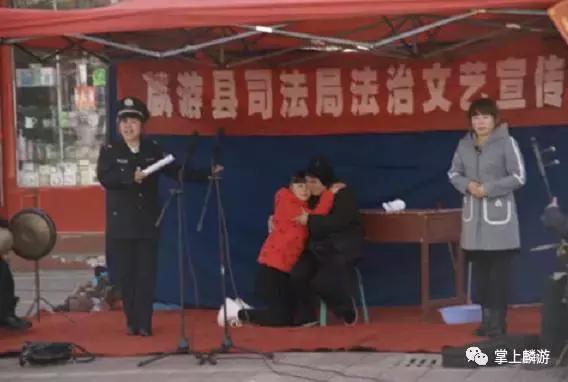 陕西麟游六旬大妈自编快板赞生活不服不行