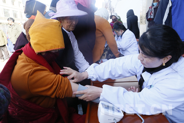 成都363医院为甘孜道孚各族群众义诊现场侧记