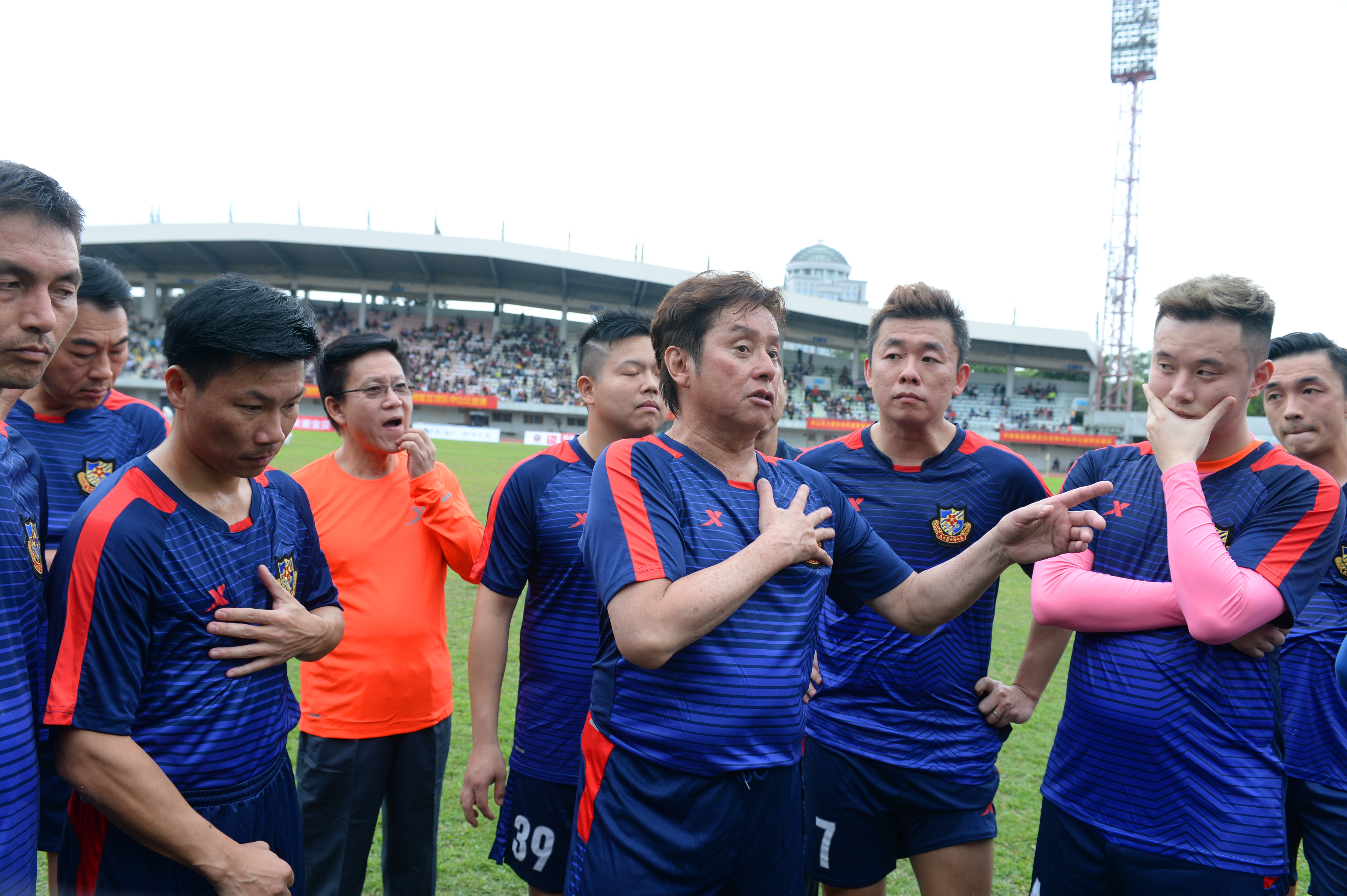 香港明星足球队员谭咏麟合照,香港足球队表演赛谭咏麟