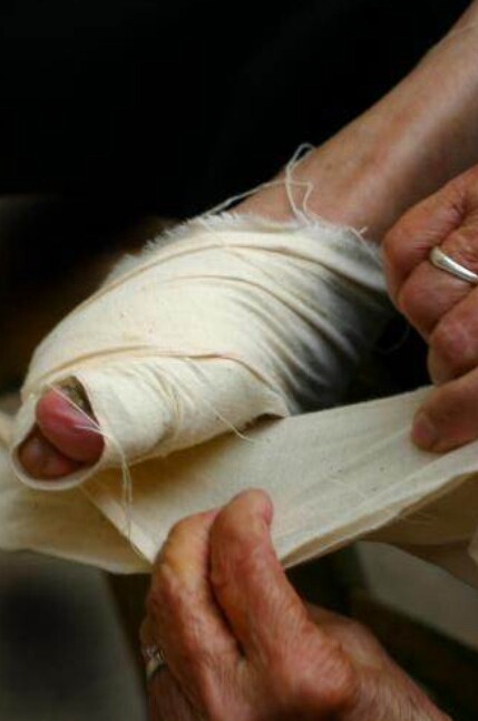 古代女子裹脚历史由来,古代女子裹脚历史有多久