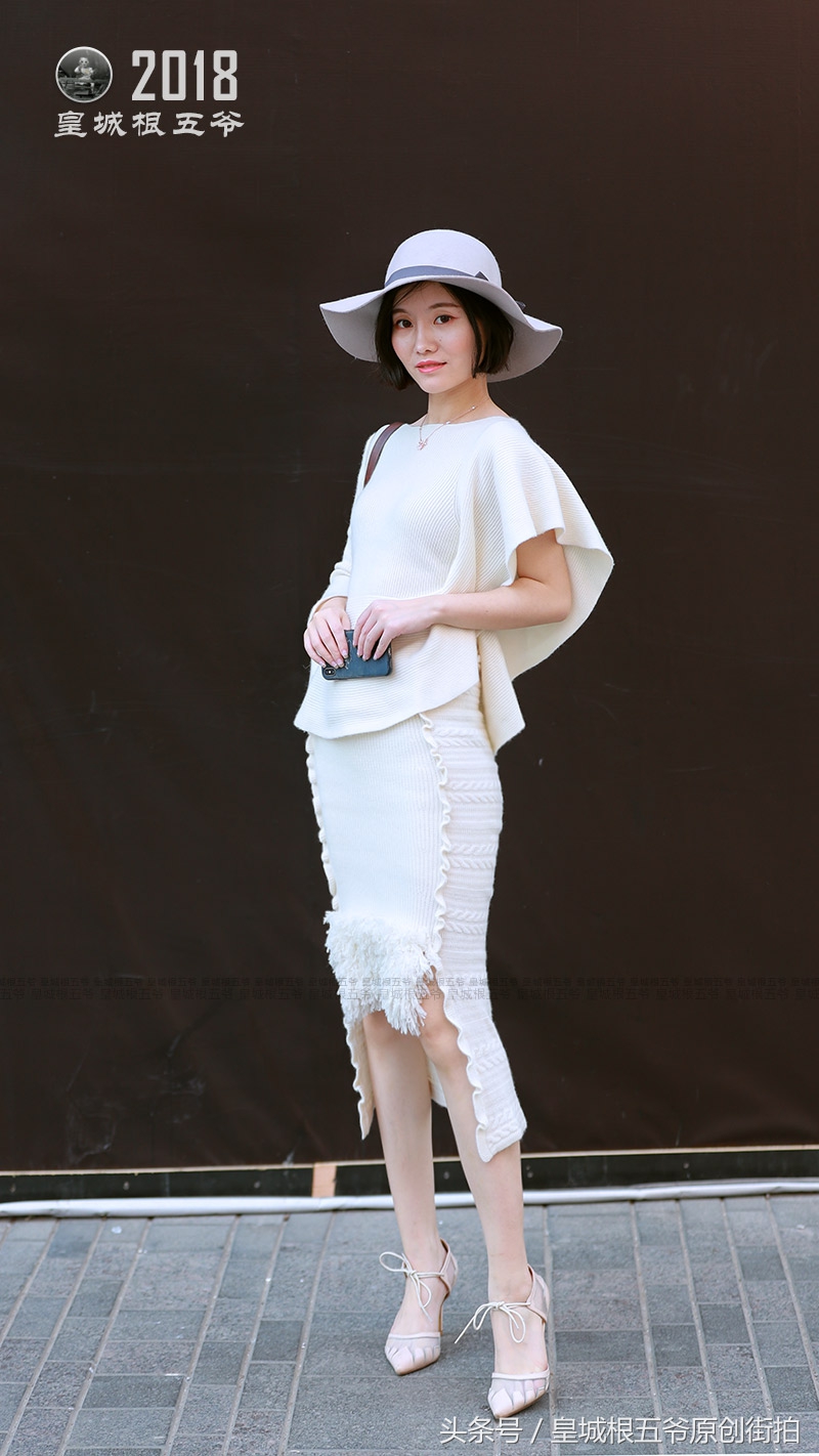 春季照着穿减龄时髦又优雅,热门女生春天这样穿真的很减龄