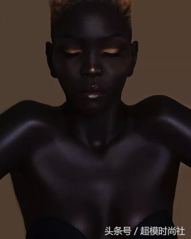 她连牙龈都是乌黑的!但她却敢反歧视,活成INS大热的模特女王