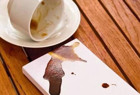 衣服有异味不用水洗怎么快速除味,衣服染颜色还有污渍怎么办