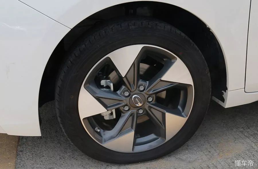 轮胎不够力怎么办,汽车轮胎漏气是充气还是换备胎