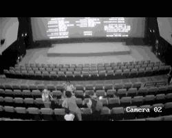 “熊孩子”摔坏文玩，“熊家长”：要钱没得，娃儿抵给你嘛！