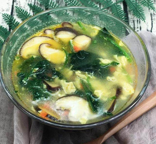 芙蓉鲜蔬汤，在家自己做，五颜六色，又香又鲜，比外面的还好喝！