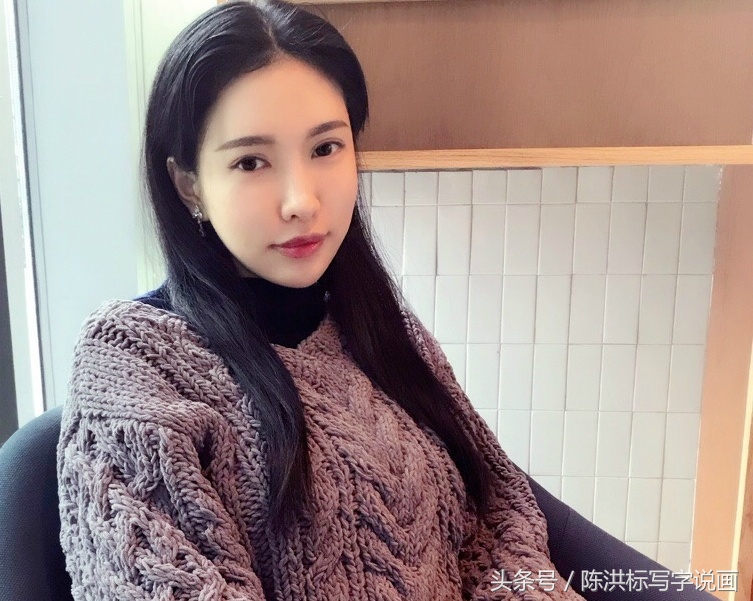 ​一年卖1250万的美女画家，“献丑”三亚！她的成功就靠这四步