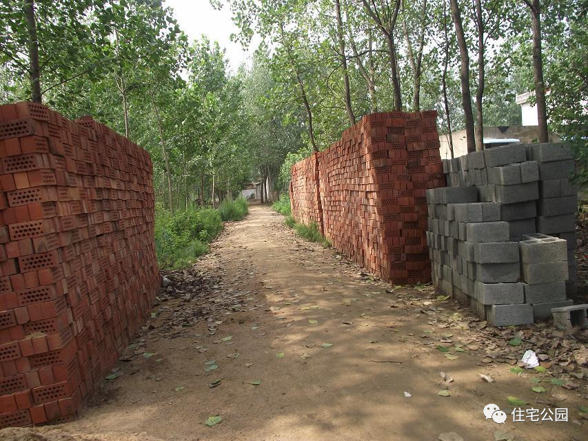 红砖价格一路狂飙,自建房用的红砖最新价多少钱一块