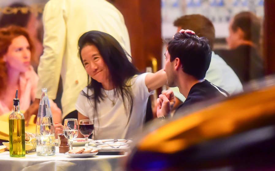 50岁亿万富婆爱上20岁穷小子,亿万富婆恋上年轻男子