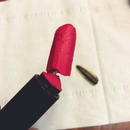 女生一不小心口红摔断了要怎么弄,女生口红弄断了怎么办