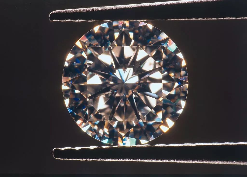 钻石为什么那么值钱 (钻石是怎么形成的为什么这么值钱)