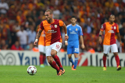 比赛临近结束时，客队球员获任意球机会，愤怒一脚远射，球进了！