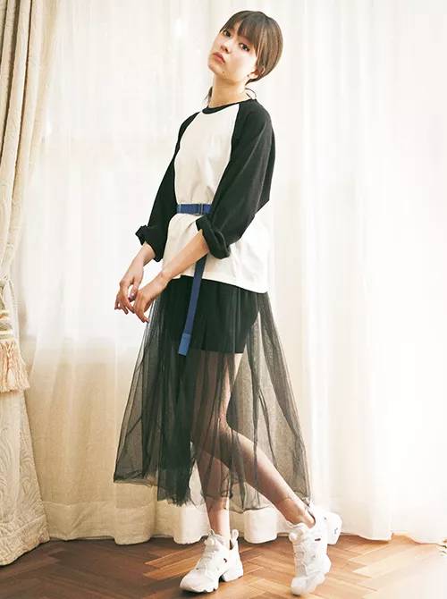 日本杂志揭载春夏最强搭配元素:LOGO字母T、透视裙