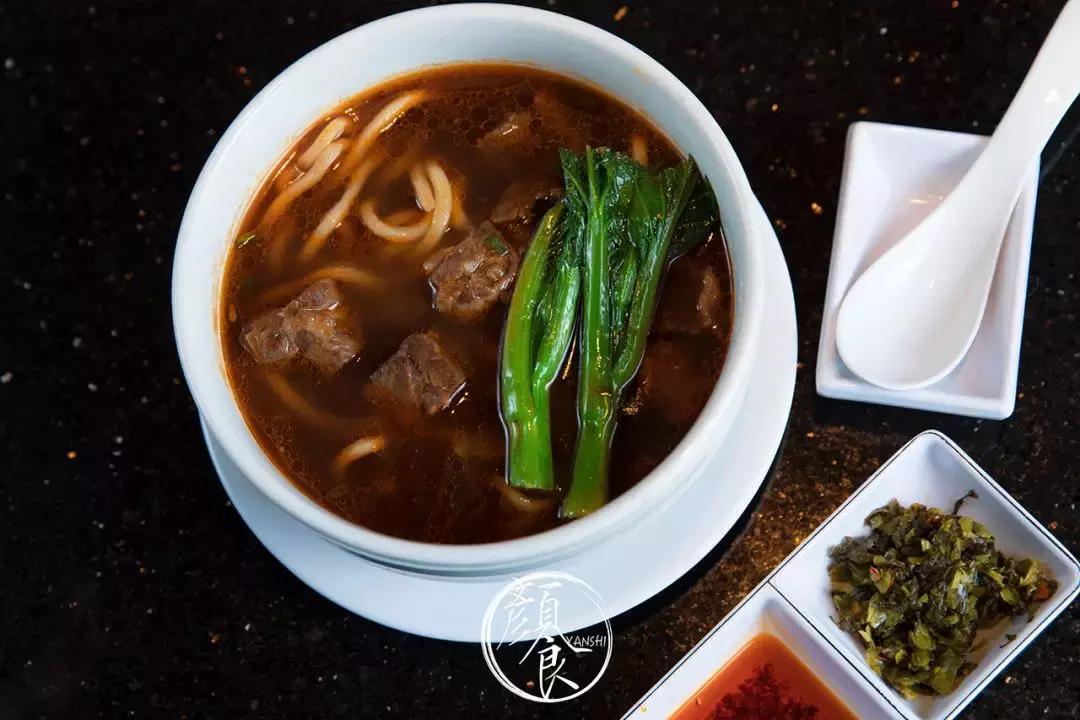 我在「纯K」中见到同一个姑娘，五次