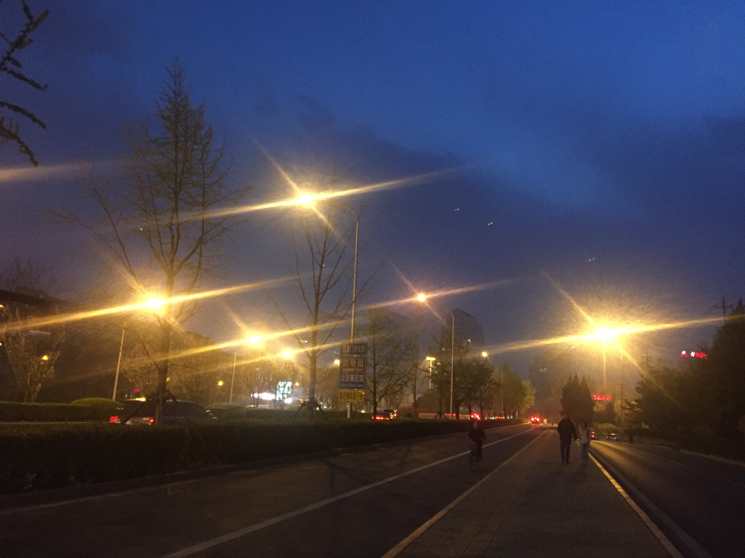 夜已深沉，思念亦浓，只言片语，情意绵长。