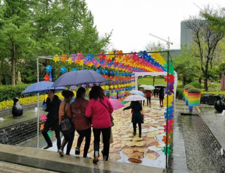 人人免费捡黄金!千人挤爆海伦小镇